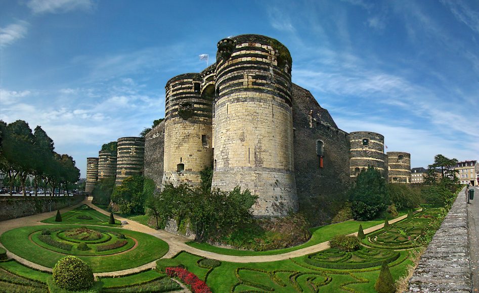 https://mdw-travel-data-us-east-1.s3.amazonaws.com/img/country/France/Chateau-dAngers/img_01.jpg