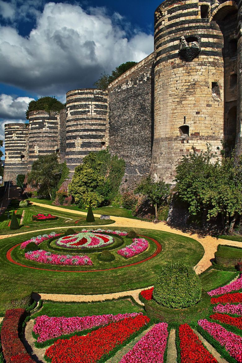 https://mdw-travel-data-us-east-1.s3.amazonaws.com/img/country/France/Chateau-dAngers/img_02.jpg