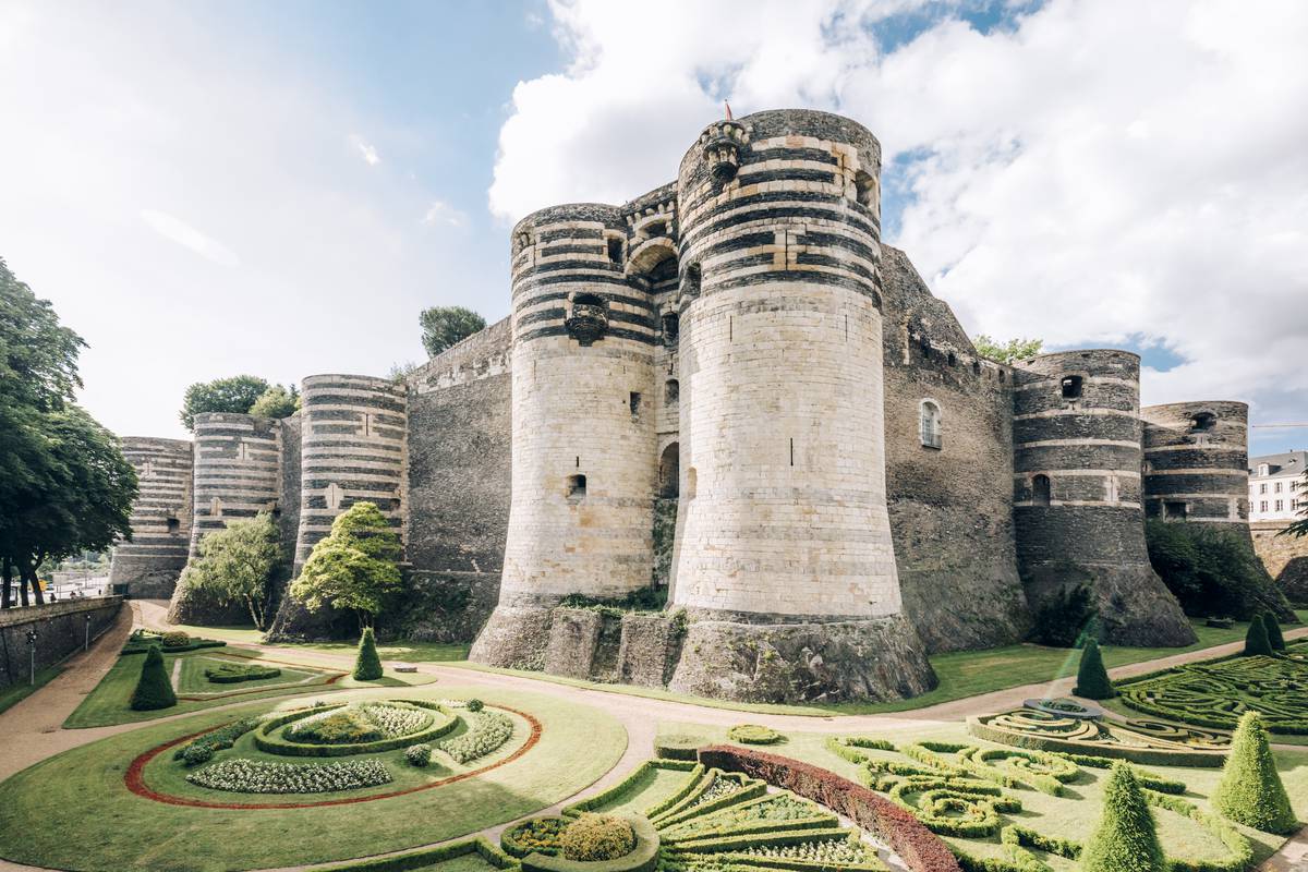 https://mdw-travel-data-us-east-1.s3.amazonaws.com/img/country/France/Chateau-dAngers/img_03.jpg