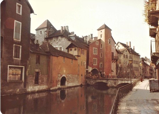 https://mdw-travel-data-us-east-1.s3.amazonaws.com/img/country/France/Chateau-dAnnecy/img_01.jpg