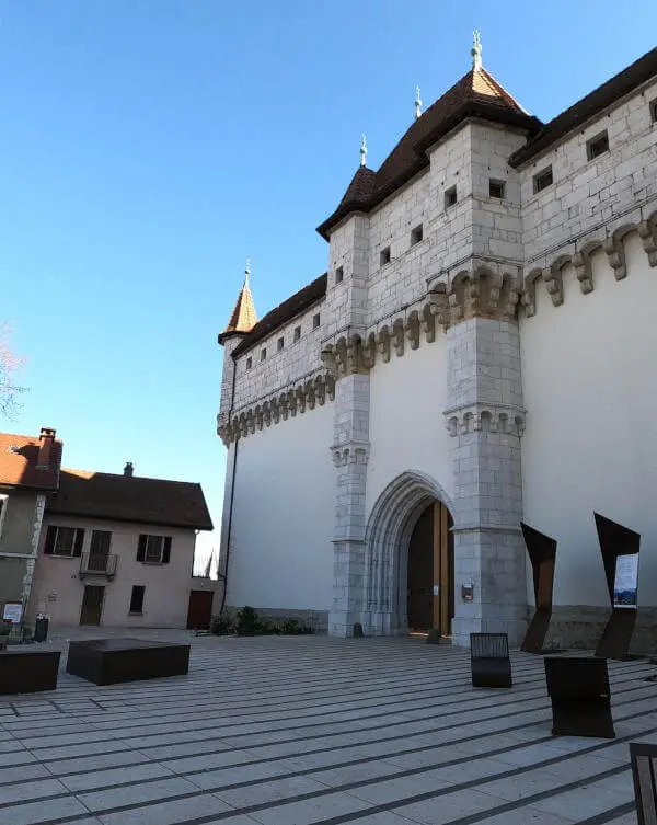 https://mdw-travel-data-us-east-1.s3.amazonaws.com/img/country/France/Chateau-dAnnecy/img_02.jpg