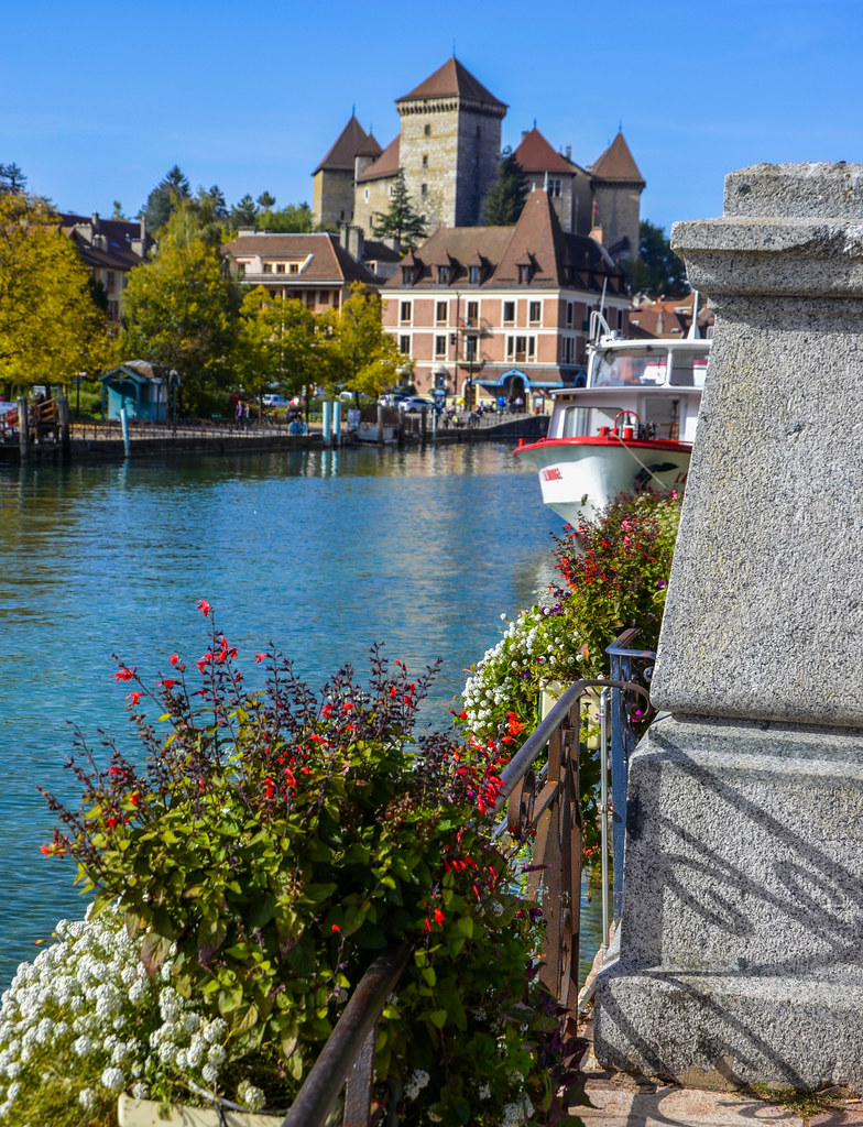 https://mdw-travel-data-us-east-1.s3.amazonaws.com/img/country/France/Chateau-dAnnecy/img_03.jpg