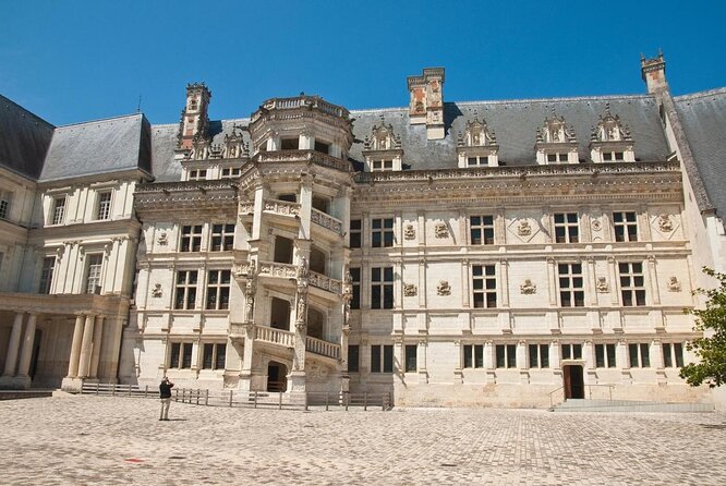 https://mdw-travel-data-us-east-1.s3.amazonaws.com/img/country/France/Chateau-de-Blois/img_01.jpg