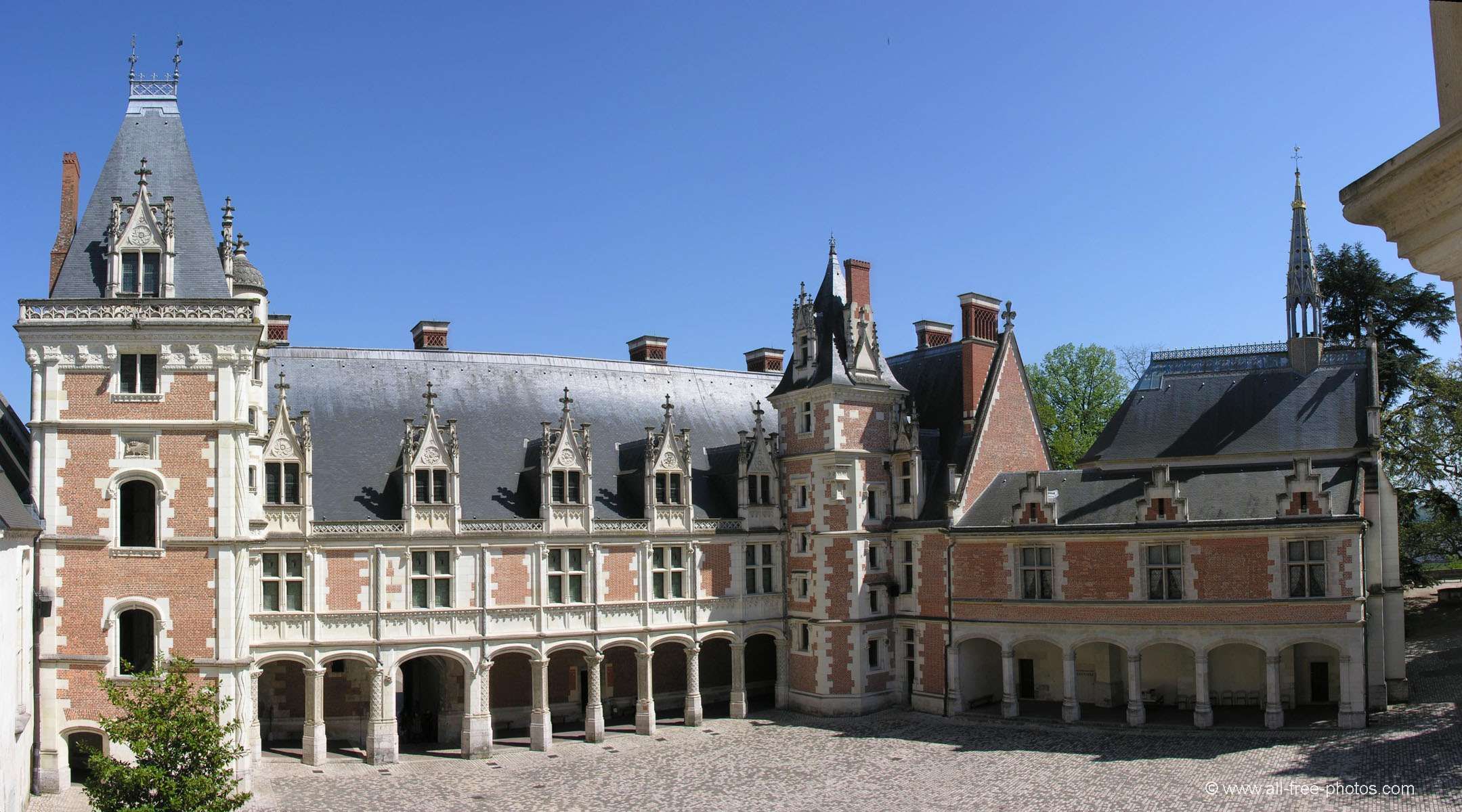 https://mdw-travel-data-us-east-1.s3.amazonaws.com/img/country/France/Chateau-de-Blois/img_02.jpg