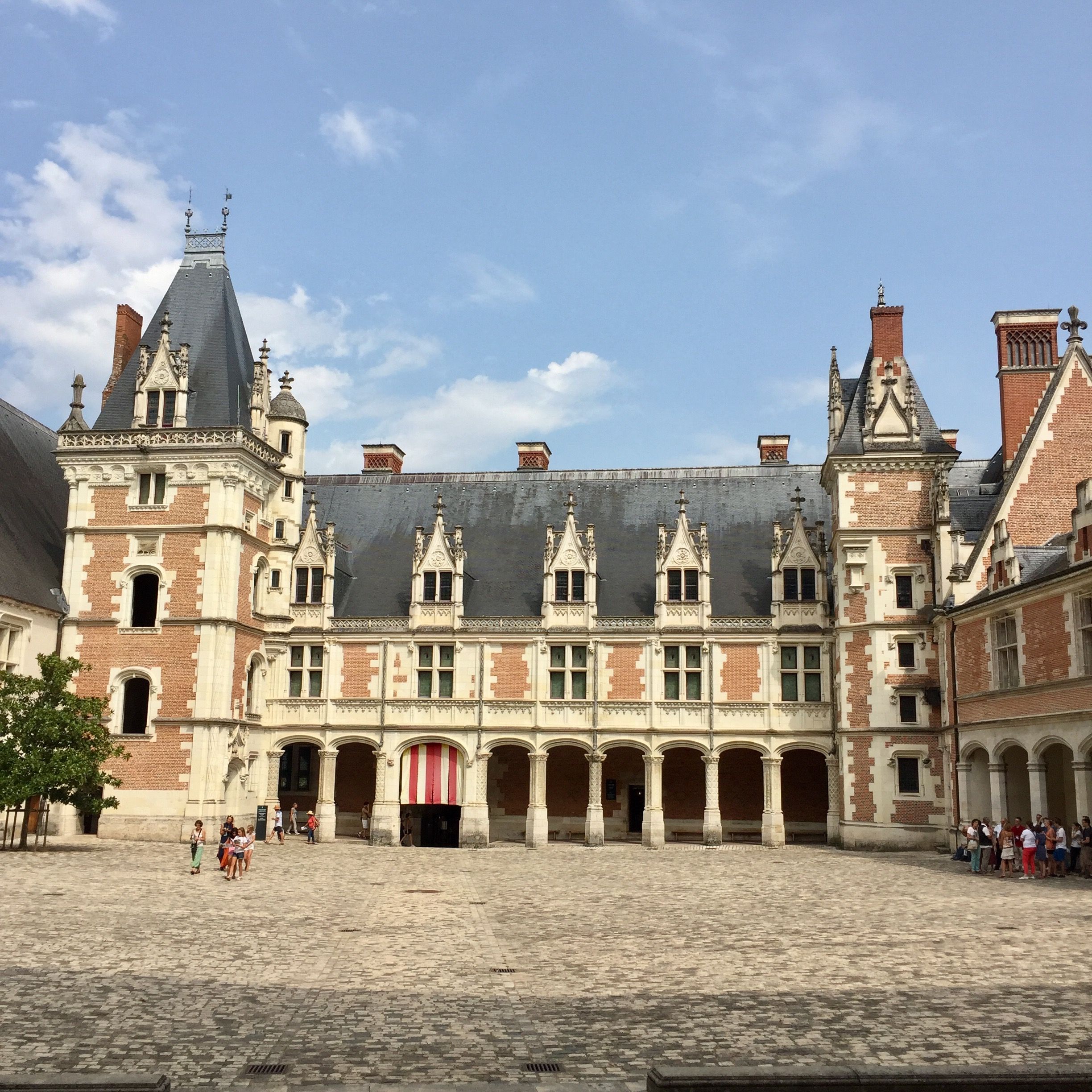 https://mdw-travel-data-us-east-1.s3.amazonaws.com/img/country/France/Chateau-de-Blois/img_03.jpg