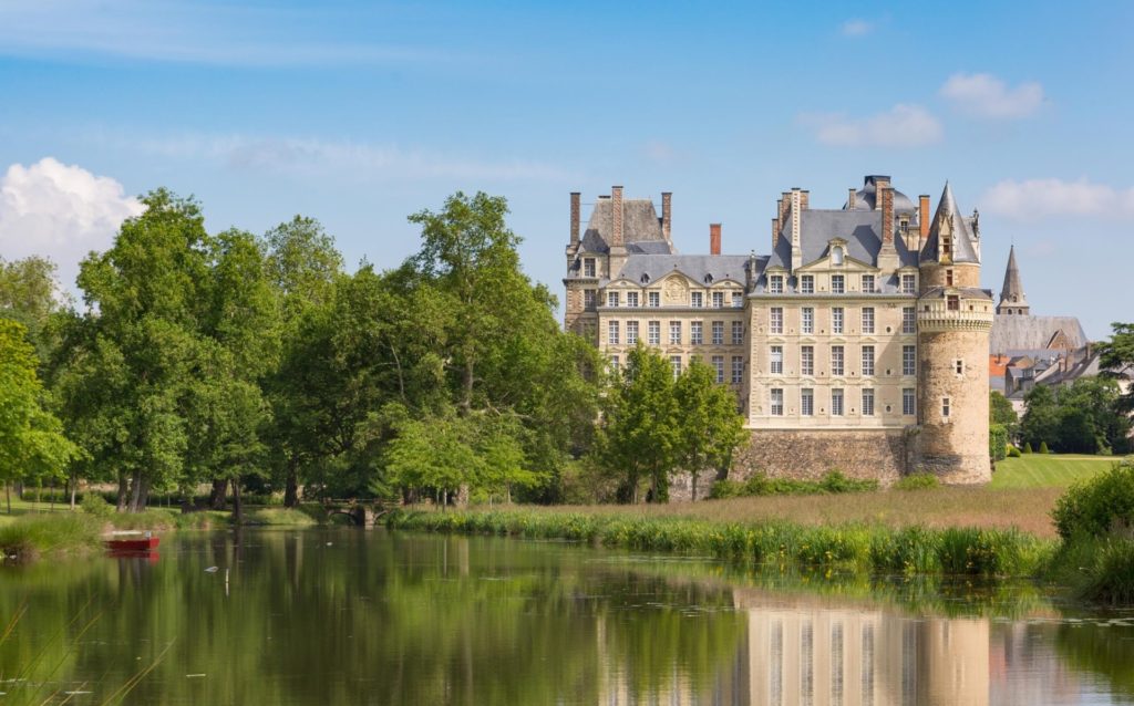 https://mdw-travel-data-us-east-1.s3.amazonaws.com/img/country/France/Chateau-de-Brissac/img_01.jpg