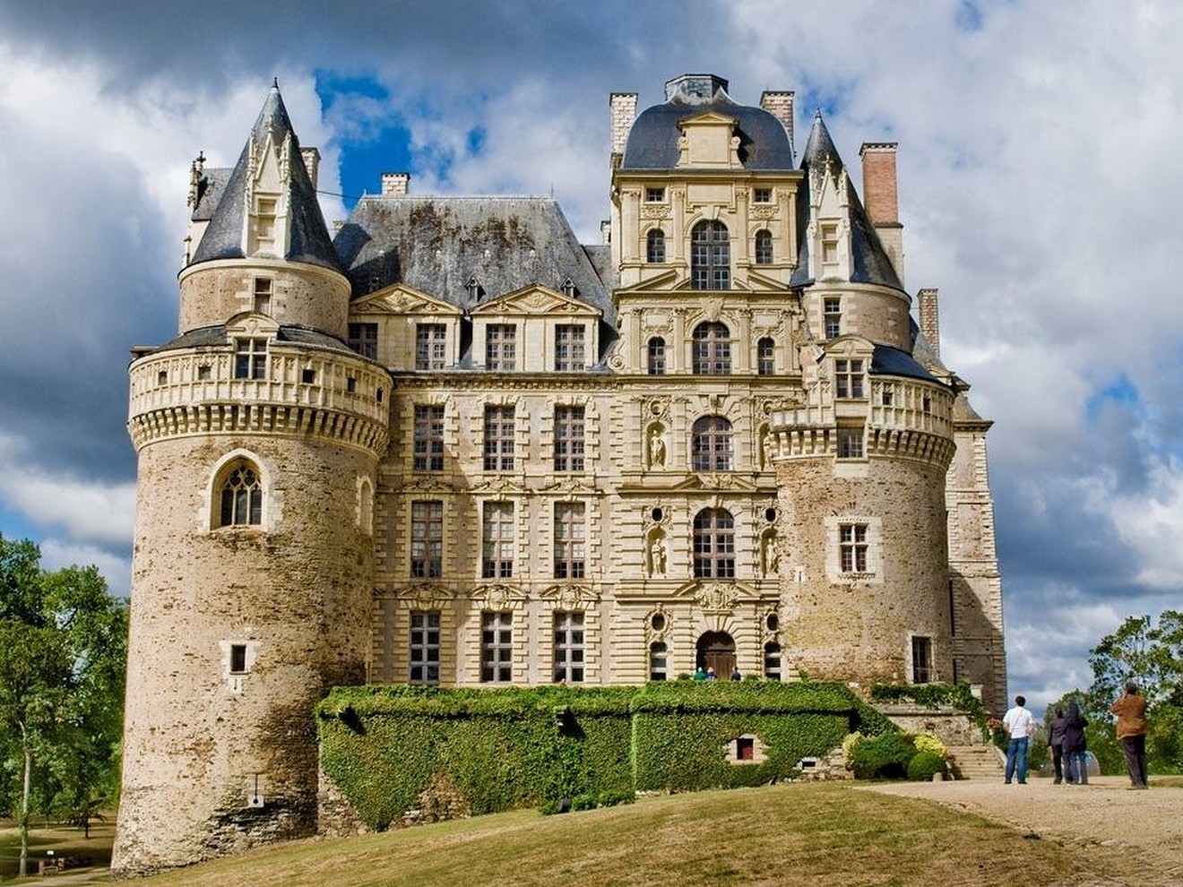 https://mdw-travel-data-us-east-1.s3.amazonaws.com/img/country/France/Chateau-de-Brissac/img_02.jpg
