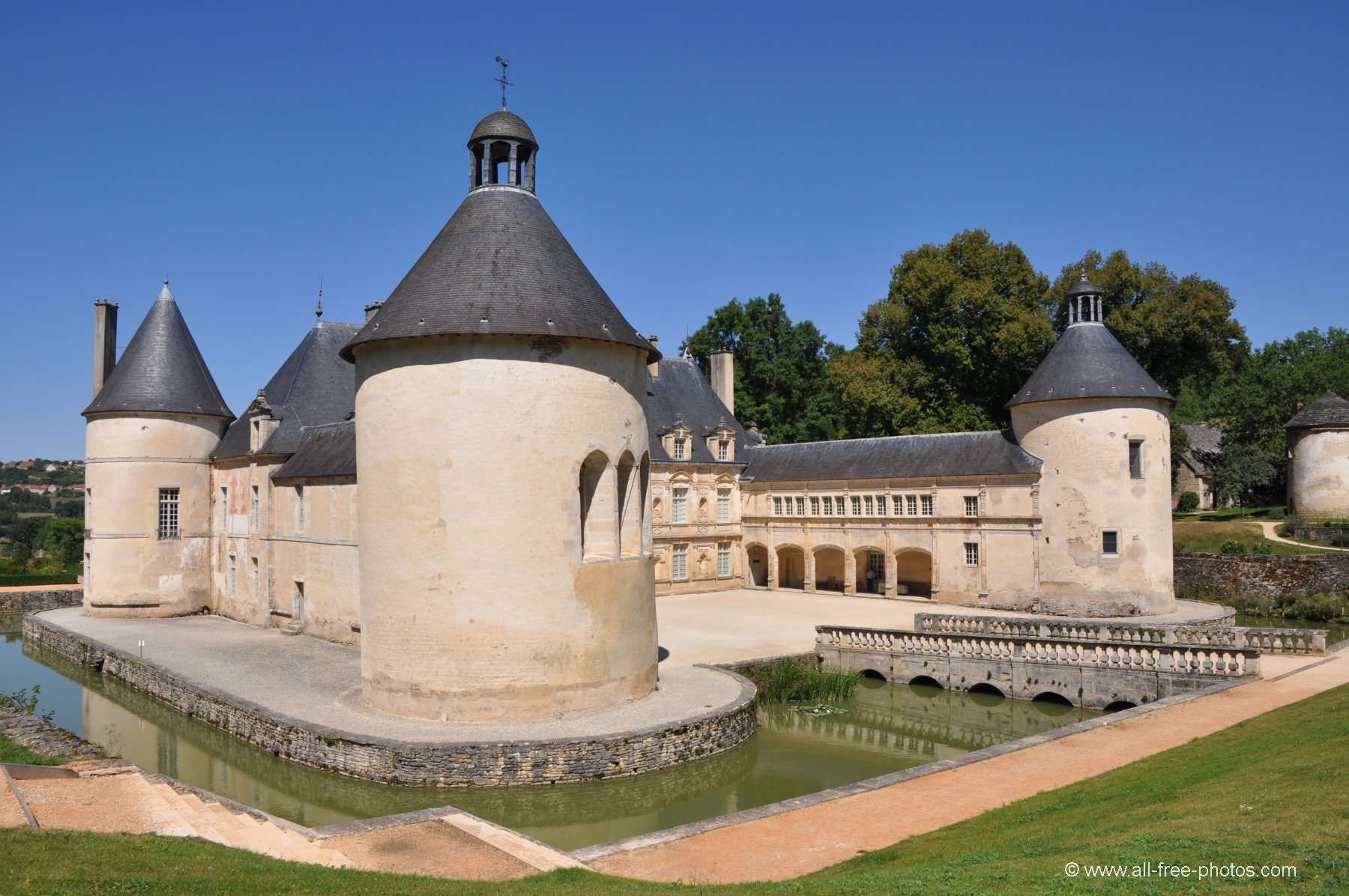 https://mdw-travel-data-us-east-1.s3.amazonaws.com/img/country/France/Chateau-de-Bussy-Rabutin/img_01.jpg