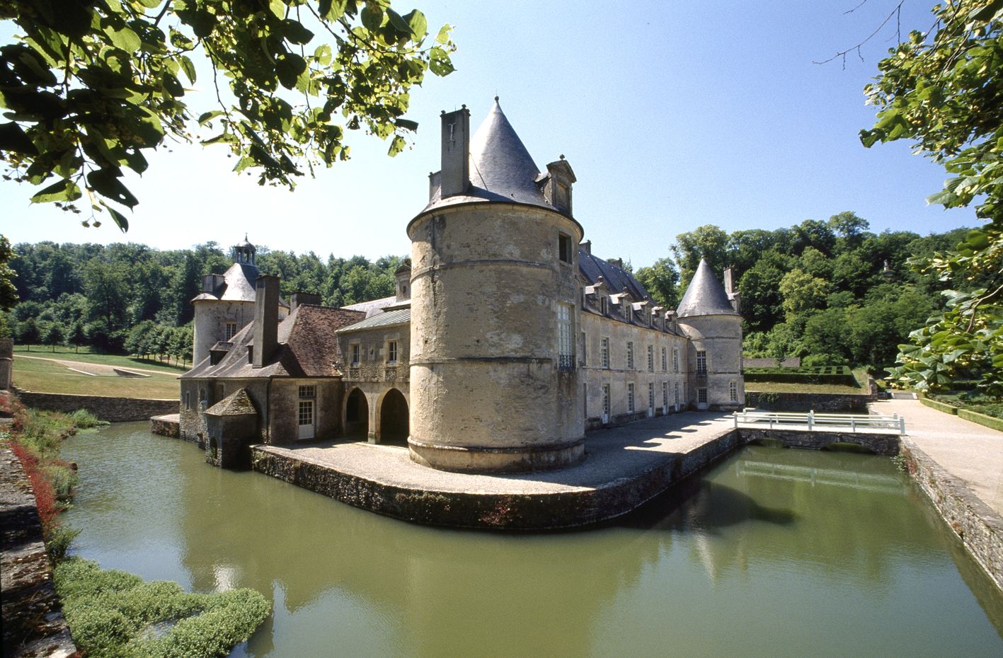 https://mdw-travel-data-us-east-1.s3.amazonaws.com/img/country/France/Chateau-de-Bussy-Rabutin/img_02.jpg