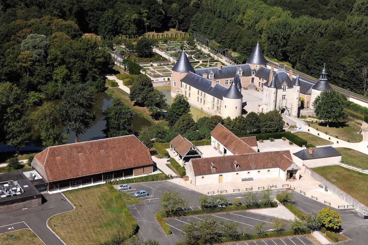 https://mdw-travel-data-us-east-1.s3.amazonaws.com/img/country/France/Chateau-de-Chamerolles/img_02.jpg