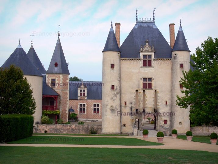 https://mdw-travel-data-us-east-1.s3.amazonaws.com/img/country/France/Chateau-de-Chamerolles/img_03.jpg