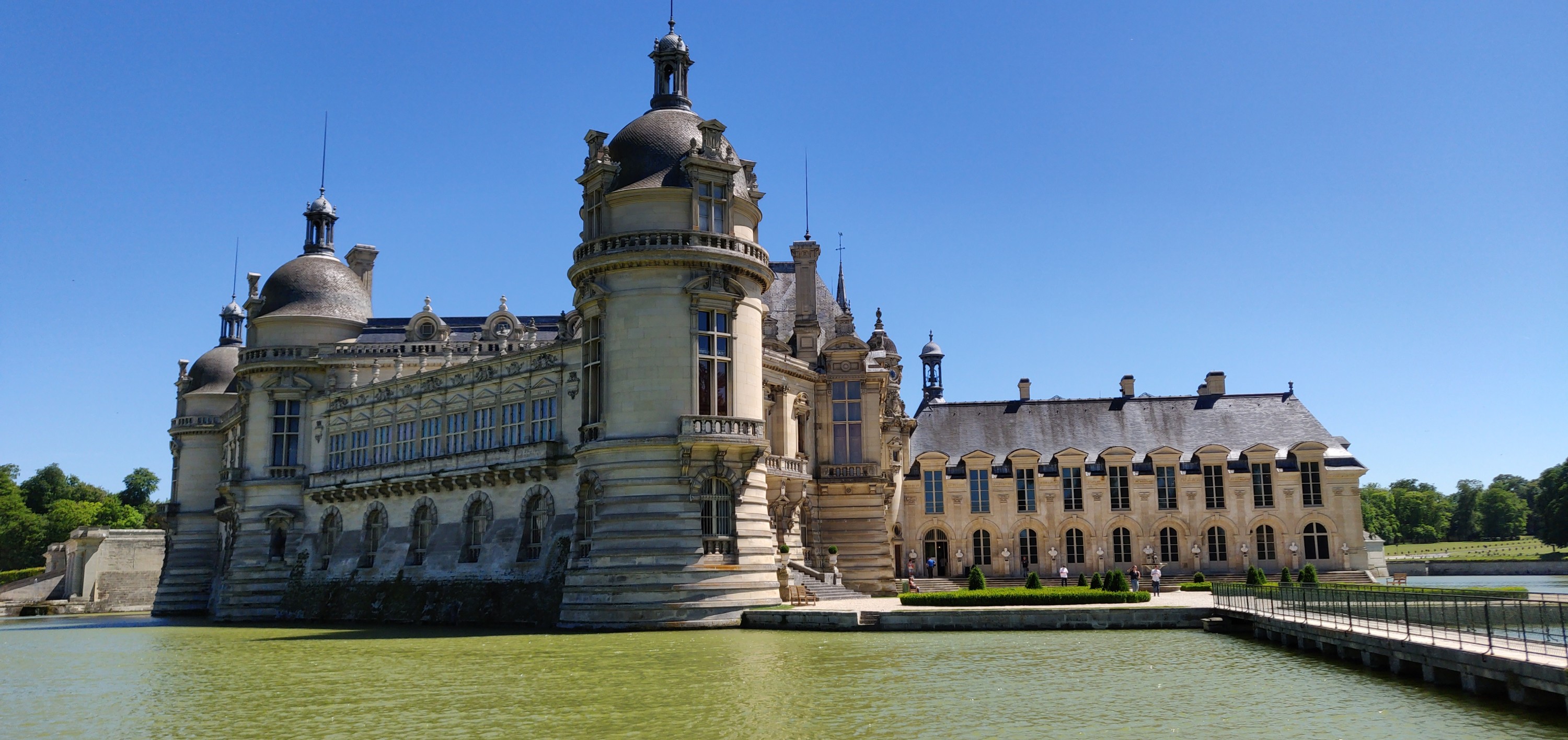 https://mdw-travel-data-us-east-1.s3.amazonaws.com/img/country/France/Chateau-de-Chantilly/img_01.jpg