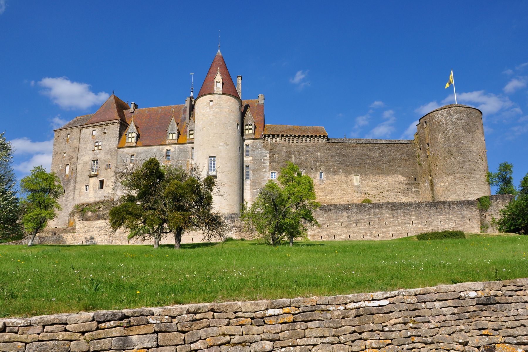 https://mdw-travel-data-us-east-1.s3.amazonaws.com/img/country/France/Chateau-de-Chateauneuf-en-Auxois/img_01.jpg