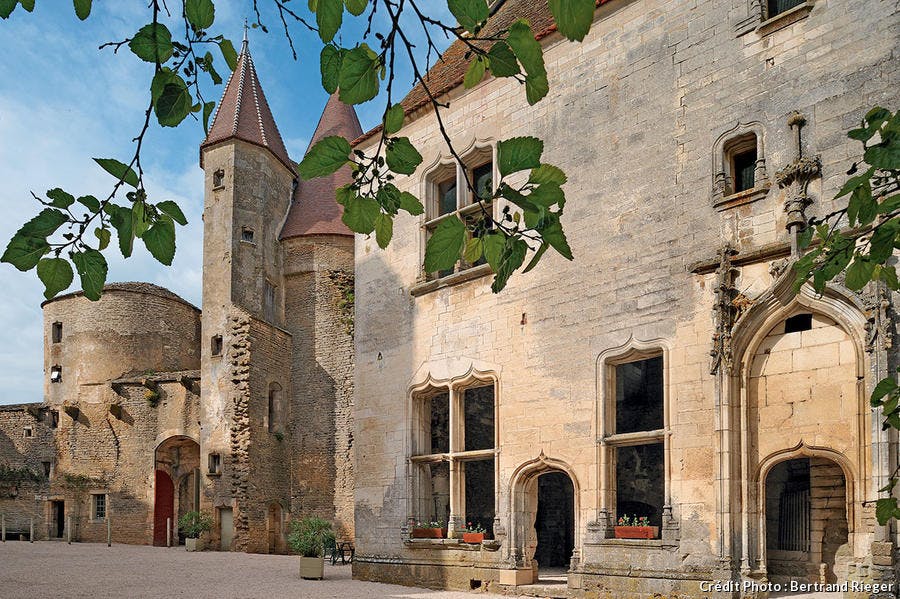 https://mdw-travel-data-us-east-1.s3.amazonaws.com/img/country/France/Chateau-de-Chateauneuf-en-Auxois/img_02.jpg