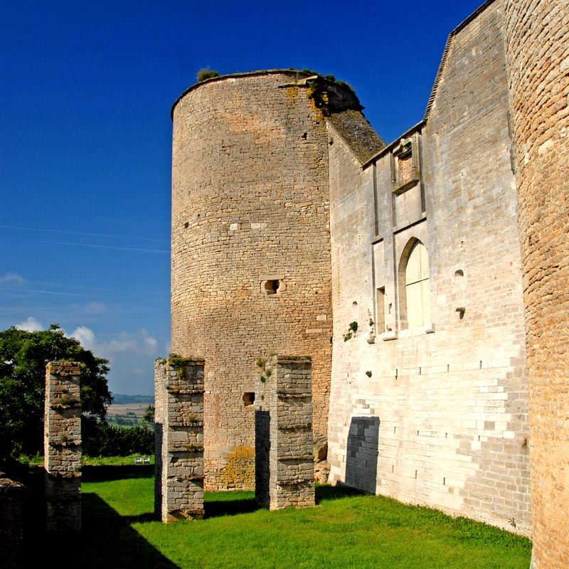https://mdw-travel-data-us-east-1.s3.amazonaws.com/img/country/France/Chateau-de-Chateauneuf-en-Auxois/img_03.jpg