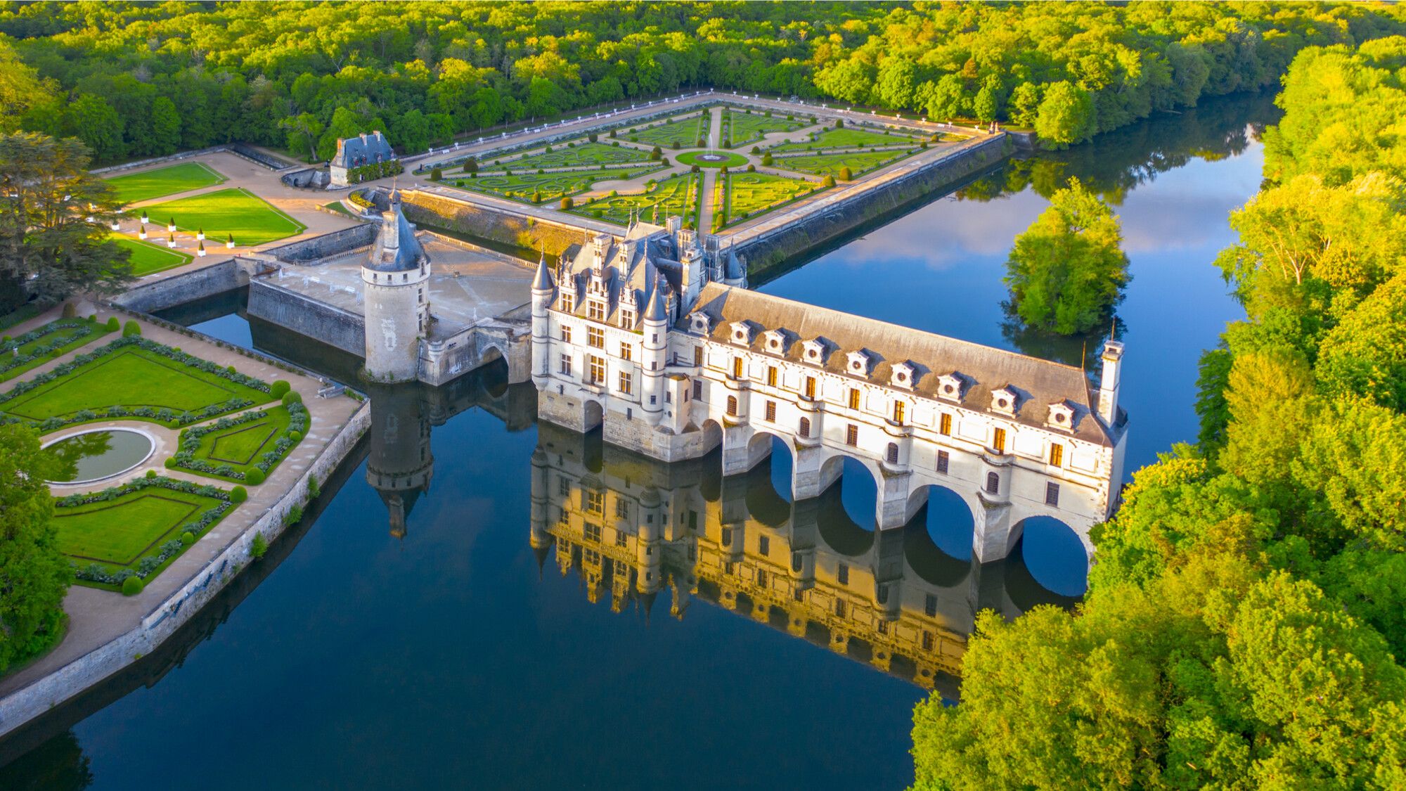 https://mdw-travel-data-us-east-1.s3.amazonaws.com/img/country/France/Chateau-de-Chenonceau/img_00.jpg