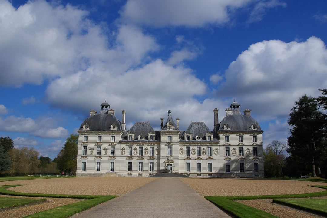 https://mdw-travel-data-us-east-1.s3.amazonaws.com/img/country/France/Chateau-de-Cheverny/img_01.jpg