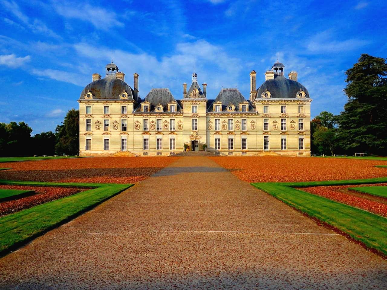 https://mdw-travel-data-us-east-1.s3.amazonaws.com/img/country/France/Chateau-de-Cheverny/img_03.jpg