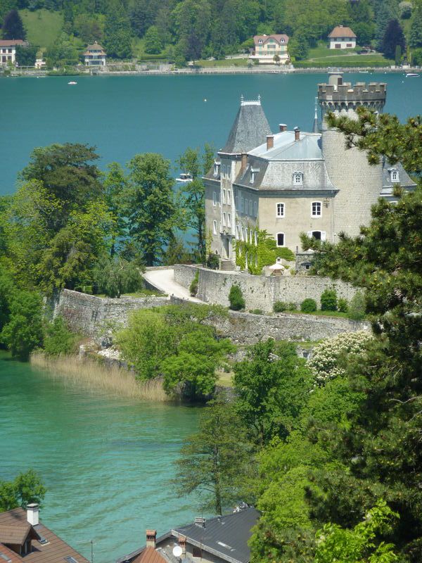 https://mdw-travel-data-us-east-1.s3.amazonaws.com/img/country/France/Chateau-de-Duingt/img_02.jpg