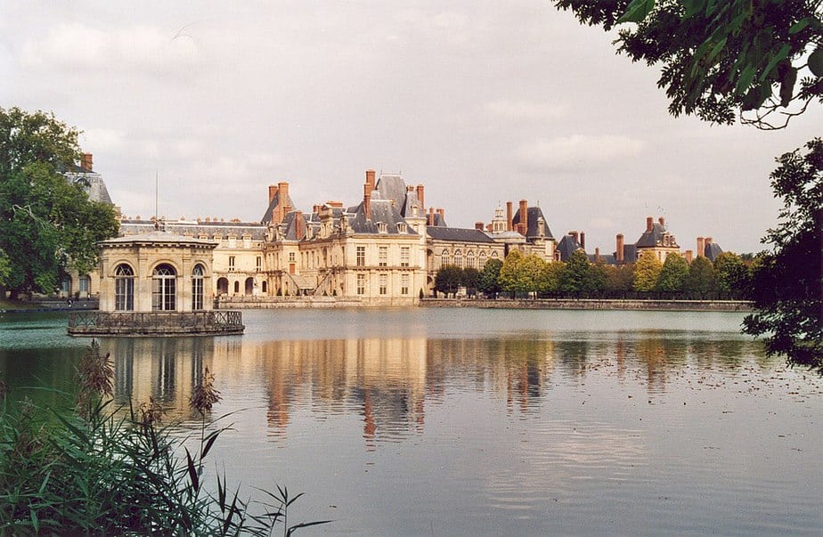 https://mdw-travel-data-us-east-1.s3.amazonaws.com/img/country/France/Chateau-de-Fontainebleau/img_01.jpg