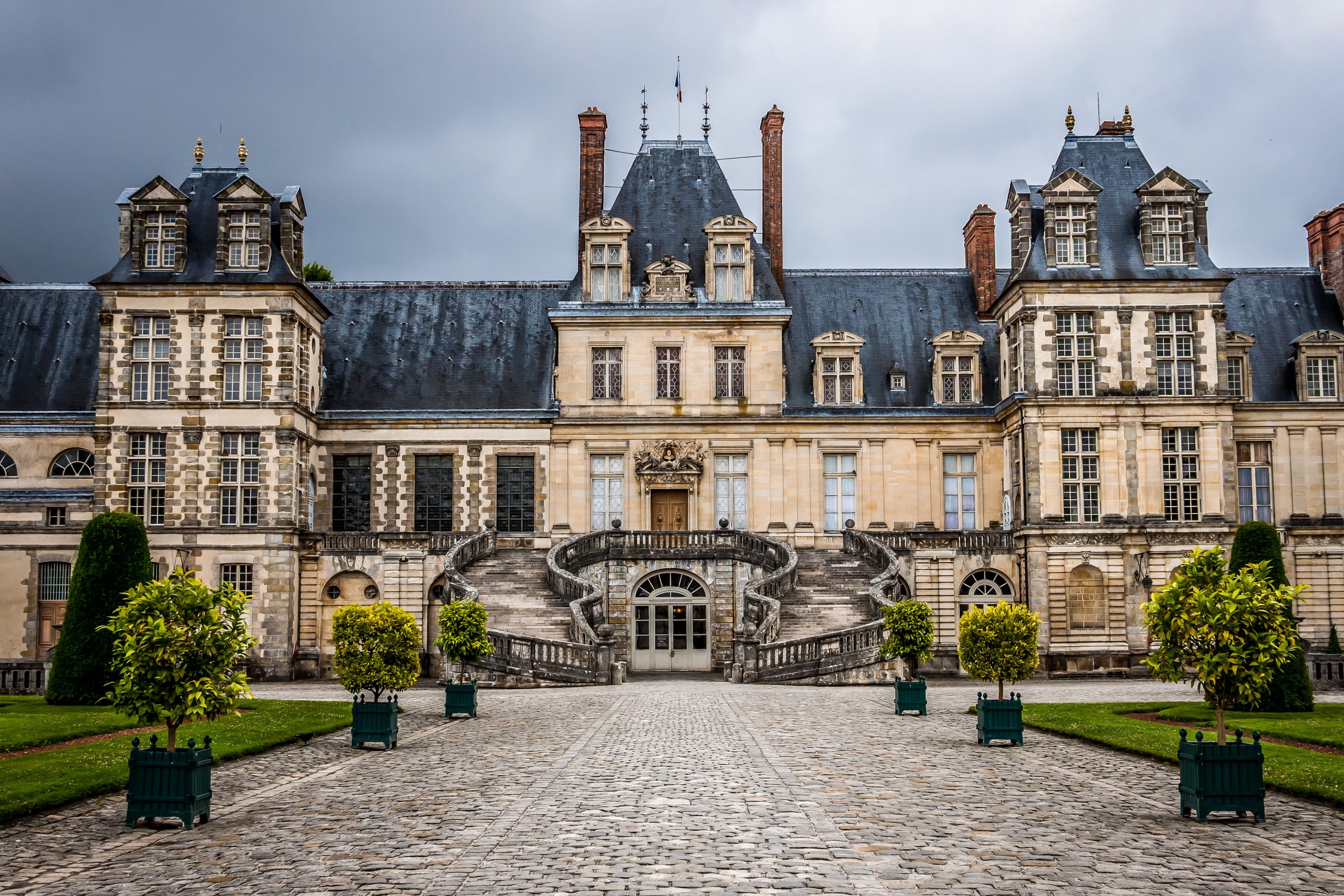 https://mdw-travel-data-us-east-1.s3.amazonaws.com/img/country/France/Chateau-de-Fontainebleau/img_05.jpg