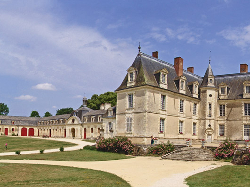 https://mdw-travel-data-us-east-1.s3.amazonaws.com/img/country/France/Chateau-de-Gizeux/img_01.jpg
