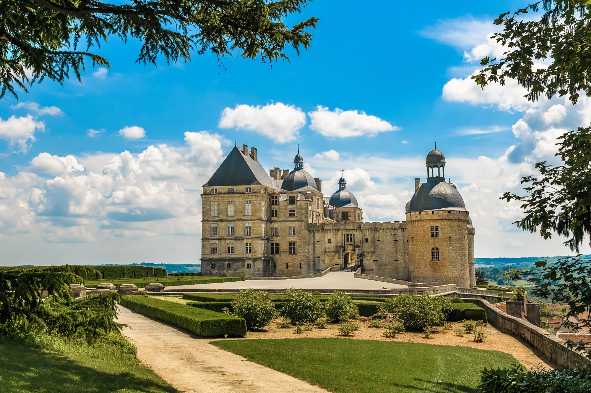 https://mdw-travel-data-us-east-1.s3.amazonaws.com/img/country/France/Chateau-de-Hautefort/img_02.jpg