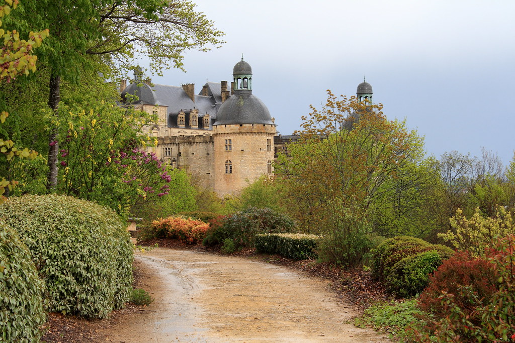 https://mdw-travel-data-us-east-1.s3.amazonaws.com/img/country/France/Chateau-de-Hautefort/img_03.jpg