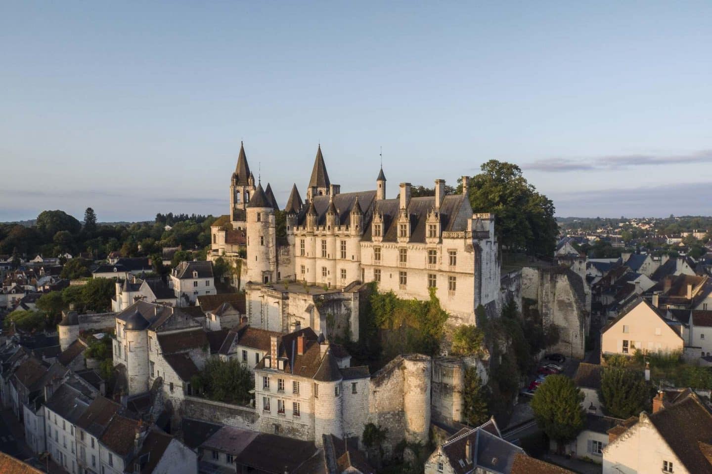 https://mdw-travel-data-us-east-1.s3.amazonaws.com/img/country/France/Chateau-de-Loches/img_01.jpg