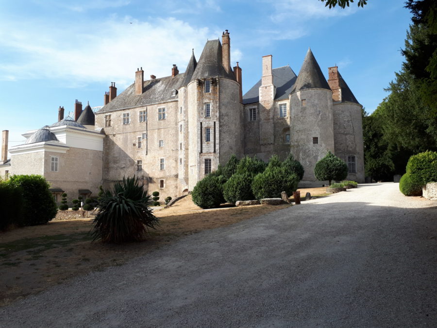 https://mdw-travel-data-us-east-1.s3.amazonaws.com/img/country/France/Chateau-de-Meung-sur-Loire/img_01.jpg