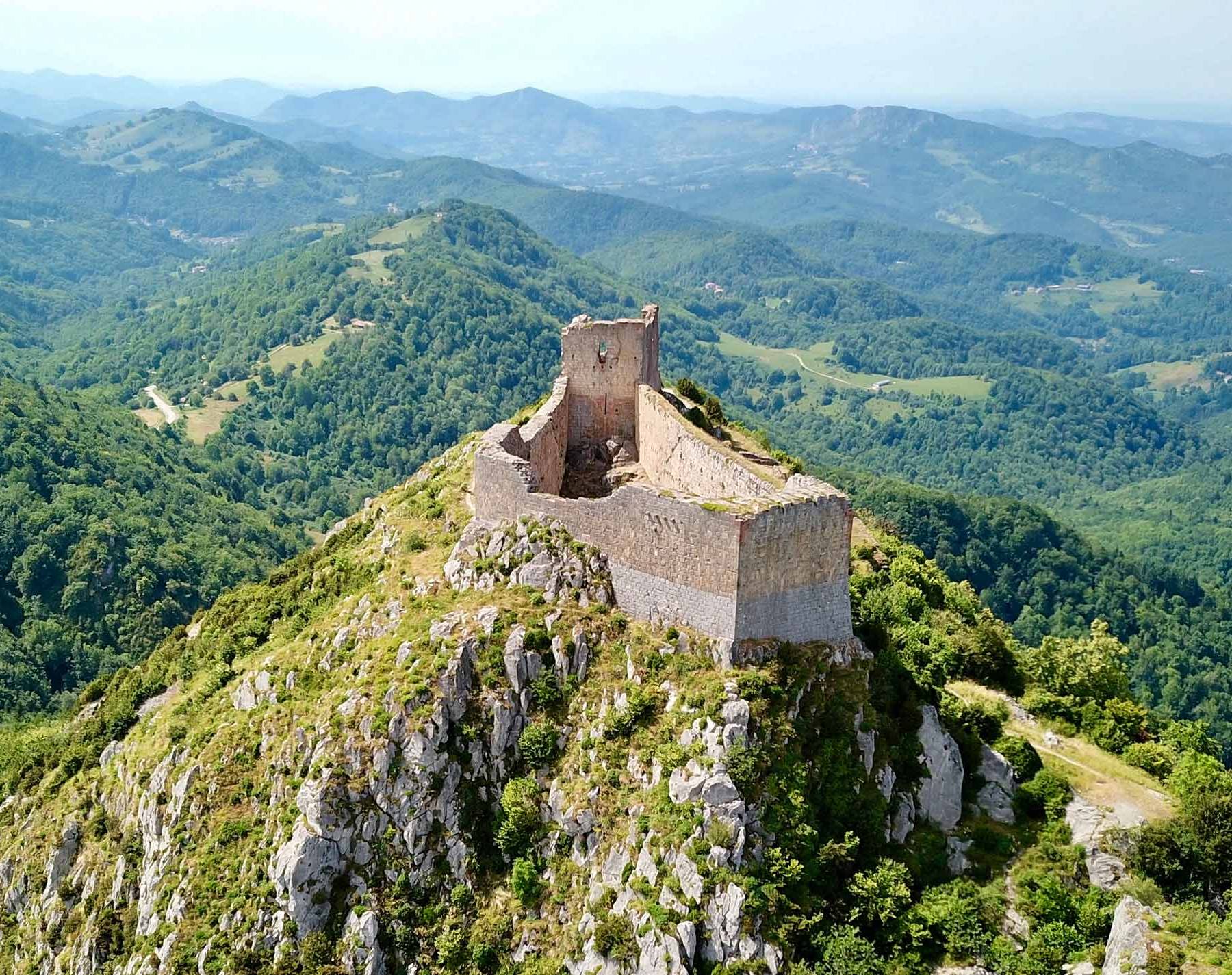 https://mdw-travel-data-us-east-1.s3.amazonaws.com/img/country/France/Chateau-de-Montsegur/img_01.jpg