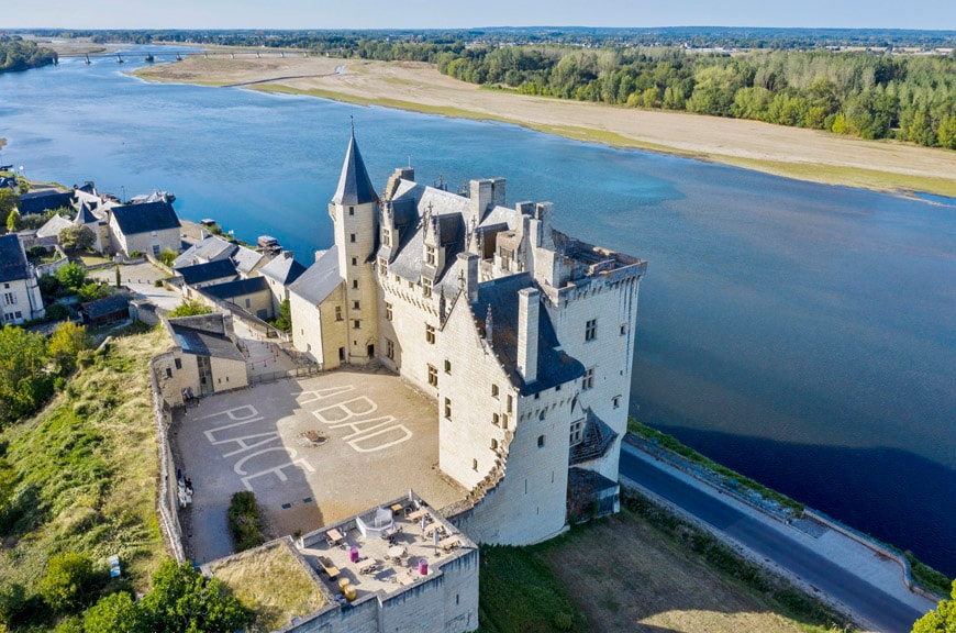 https://mdw-travel-data-us-east-1.s3.amazonaws.com/img/country/France/Chateau-de-Montsoreau---Musee-dArt-Contemporain/img_02.jpg