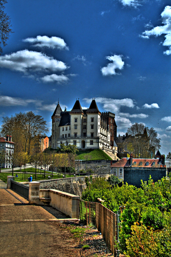 https://mdw-travel-data-us-east-1.s3.amazonaws.com/img/country/France/Chateau-de-Pau/img_01.jpg