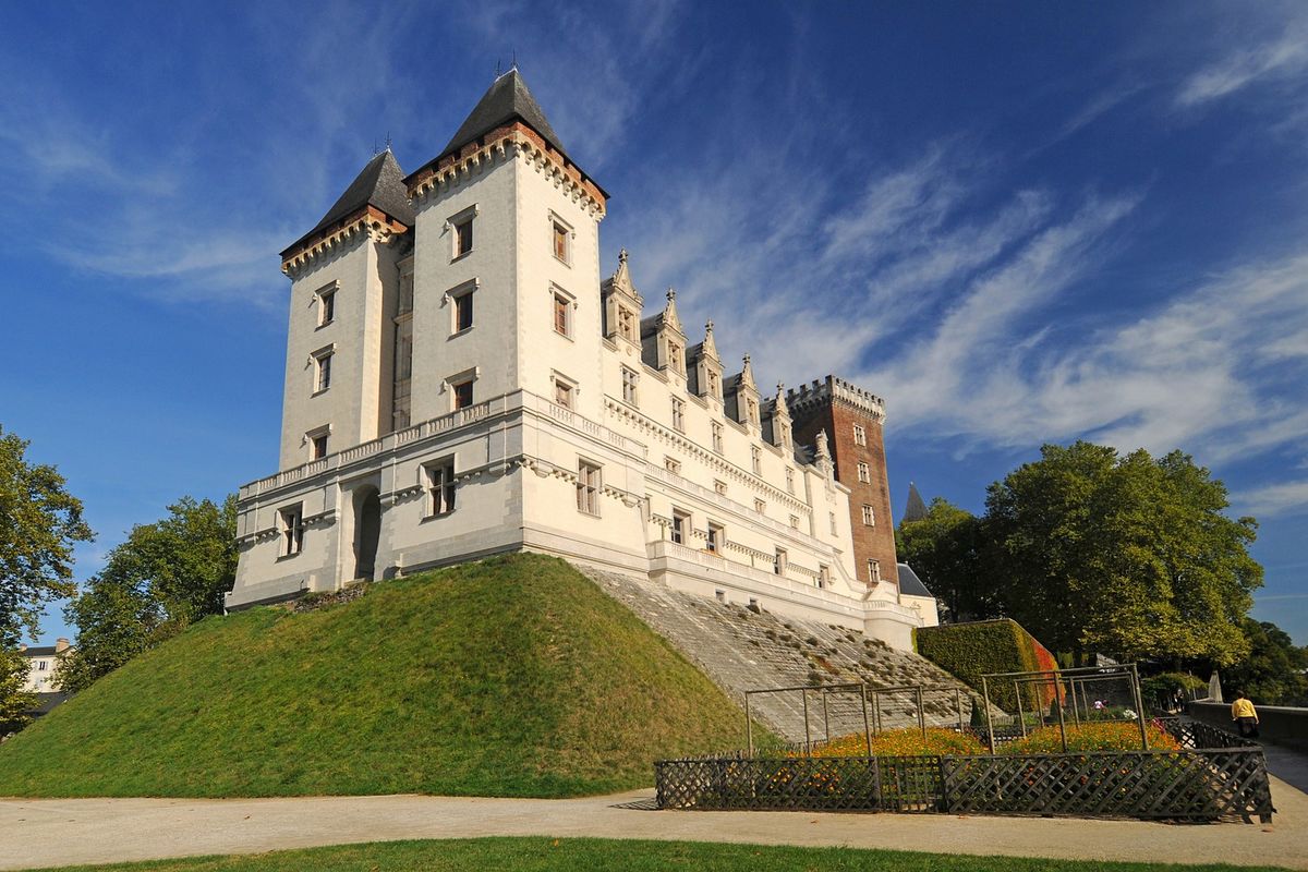 https://mdw-travel-data-us-east-1.s3.amazonaws.com/img/country/France/Chateau-de-Pau/img_02.jpg