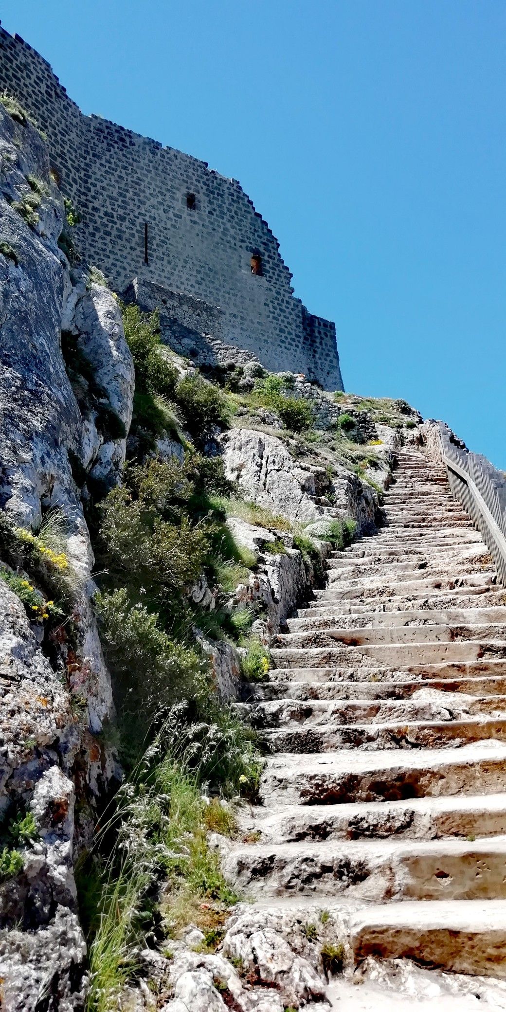 https://mdw-travel-data-us-east-1.s3.amazonaws.com/img/country/France/Chateau-de-Peyrepertuse/img_01.jpg