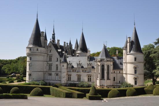 https://mdw-travel-data-us-east-1.s3.amazonaws.com/img/country/France/Chateau-de-Pouilly/img_00.jpg