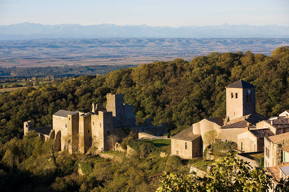 https://mdw-travel-data-us-east-1.s3.amazonaws.com/img/country/France/Chateau-de-Saissac/img_01.jpg