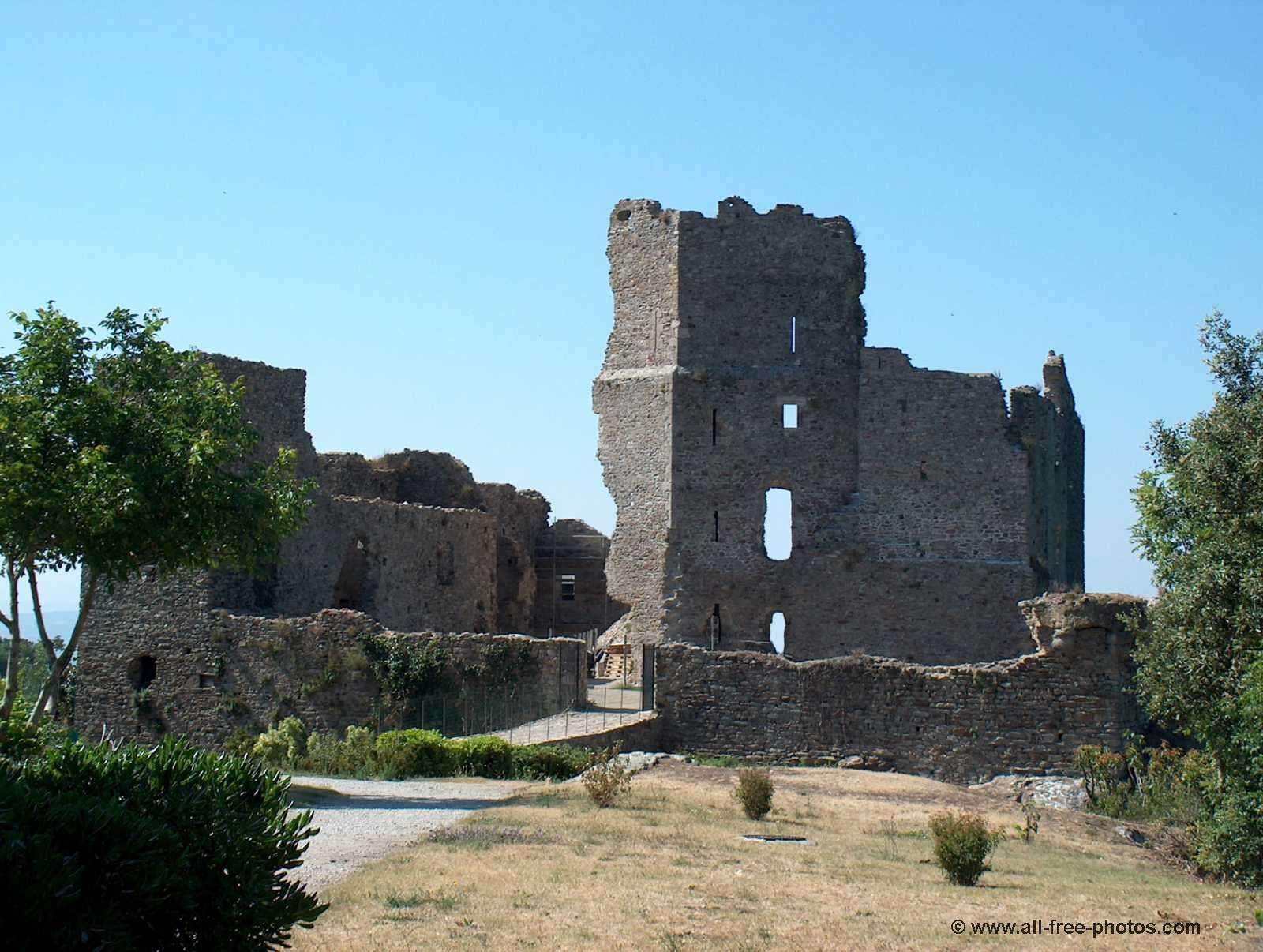https://mdw-travel-data-us-east-1.s3.amazonaws.com/img/country/France/Chateau-de-Saissac/img_03.jpg