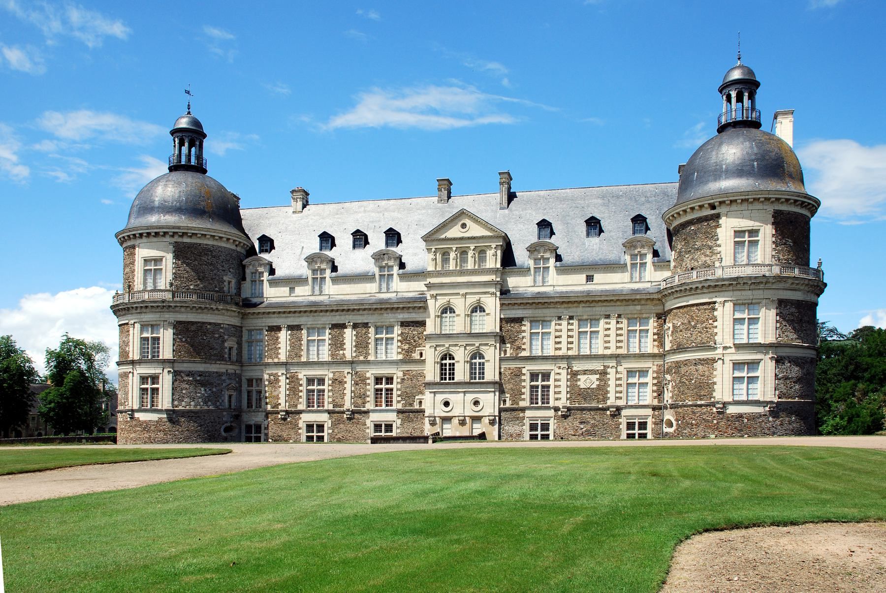 https://mdw-travel-data-us-east-1.s3.amazonaws.com/img/country/France/Chateau-de-Serrant/img_01.jpg