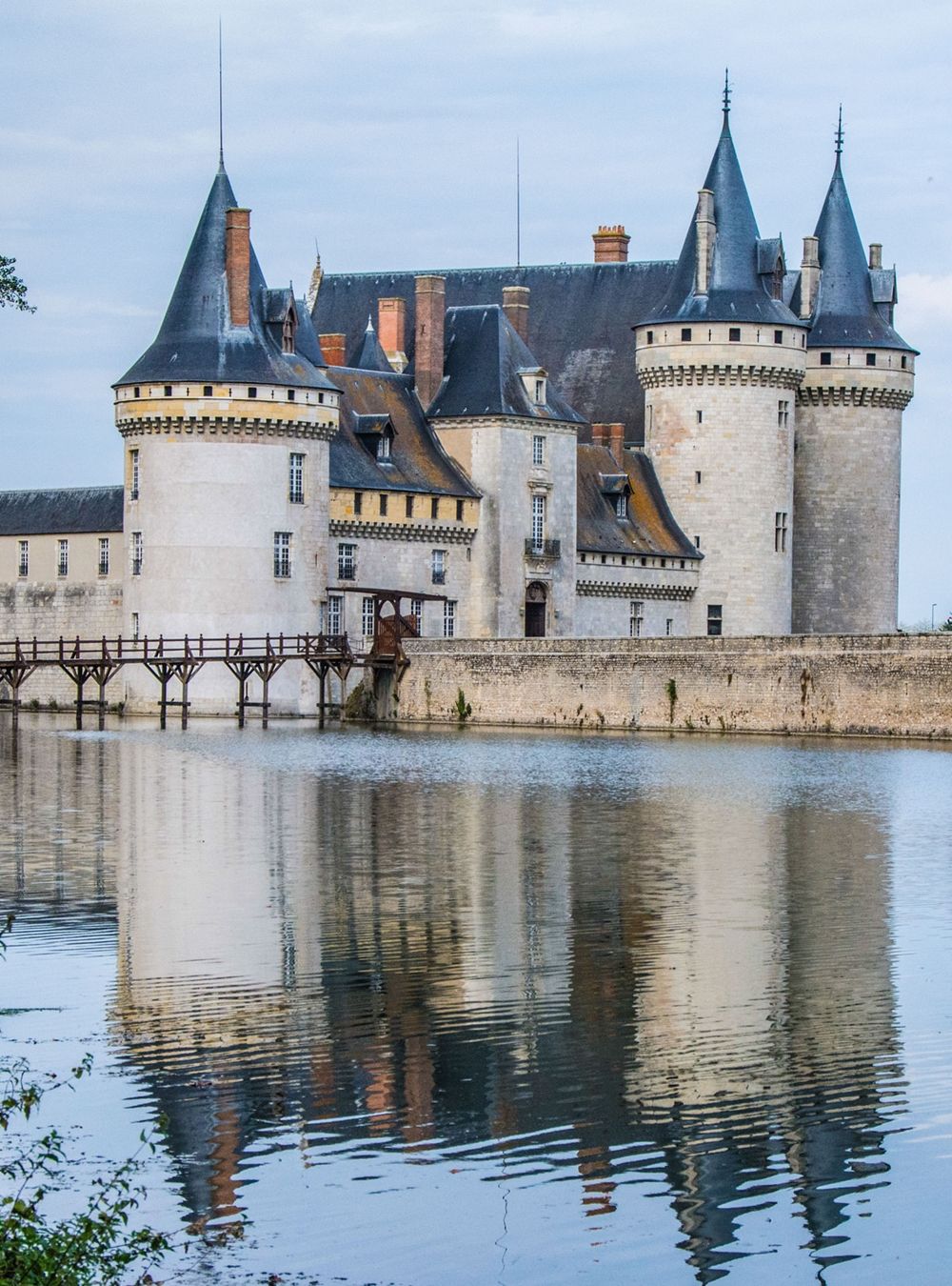https://mdw-travel-data-us-east-1.s3.amazonaws.com/img/country/France/Chateau-de-Sully-sur-Loire/img_01.jpg