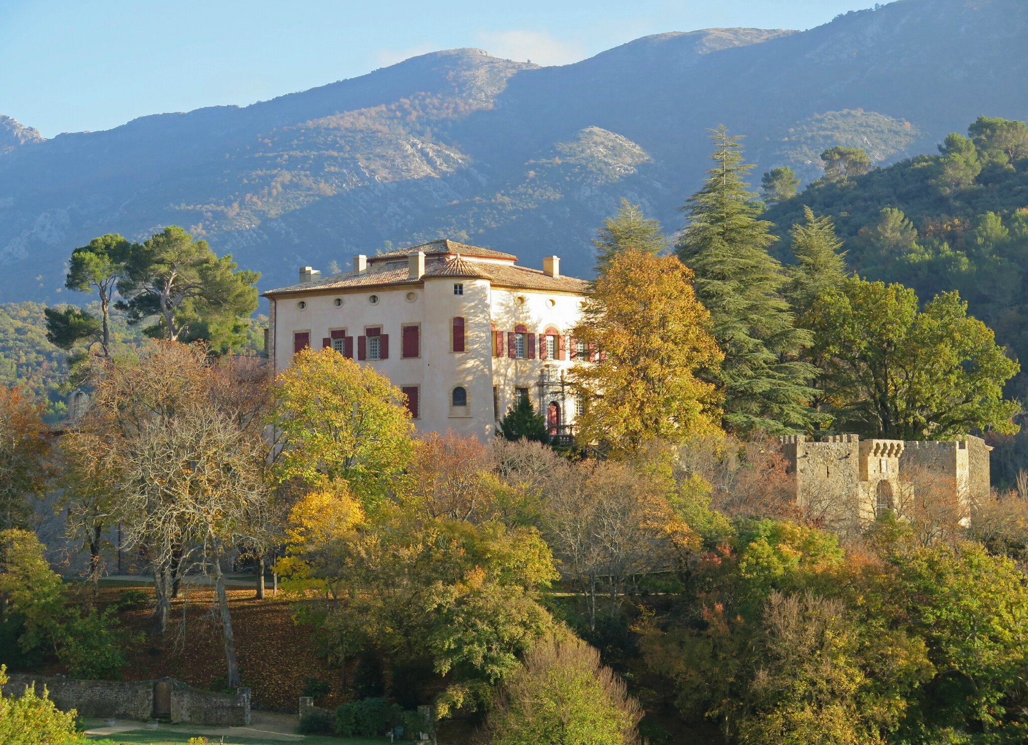 https://mdw-travel-data-us-east-1.s3.amazonaws.com/img/country/France/Chateau-de-Vauvenargues/img_01.jpg