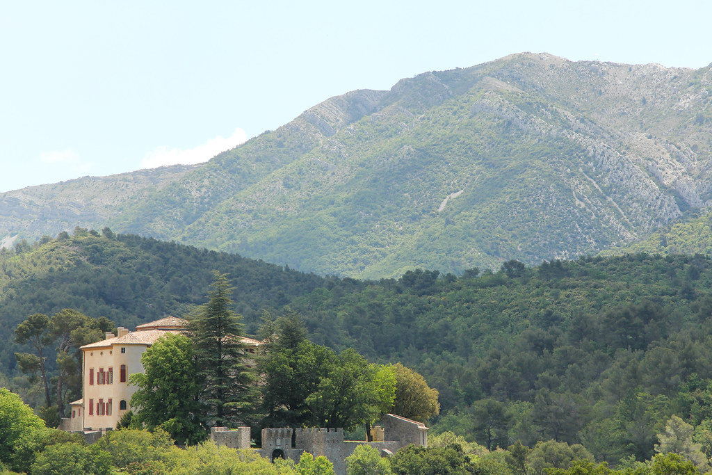 https://mdw-travel-data-us-east-1.s3.amazonaws.com/img/country/France/Chateau-de-Vauvenargues/img_02.jpg