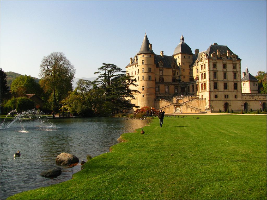 https://mdw-travel-data-us-east-1.s3.amazonaws.com/img/country/France/Chateau-de-Vizille/img_00.jpg