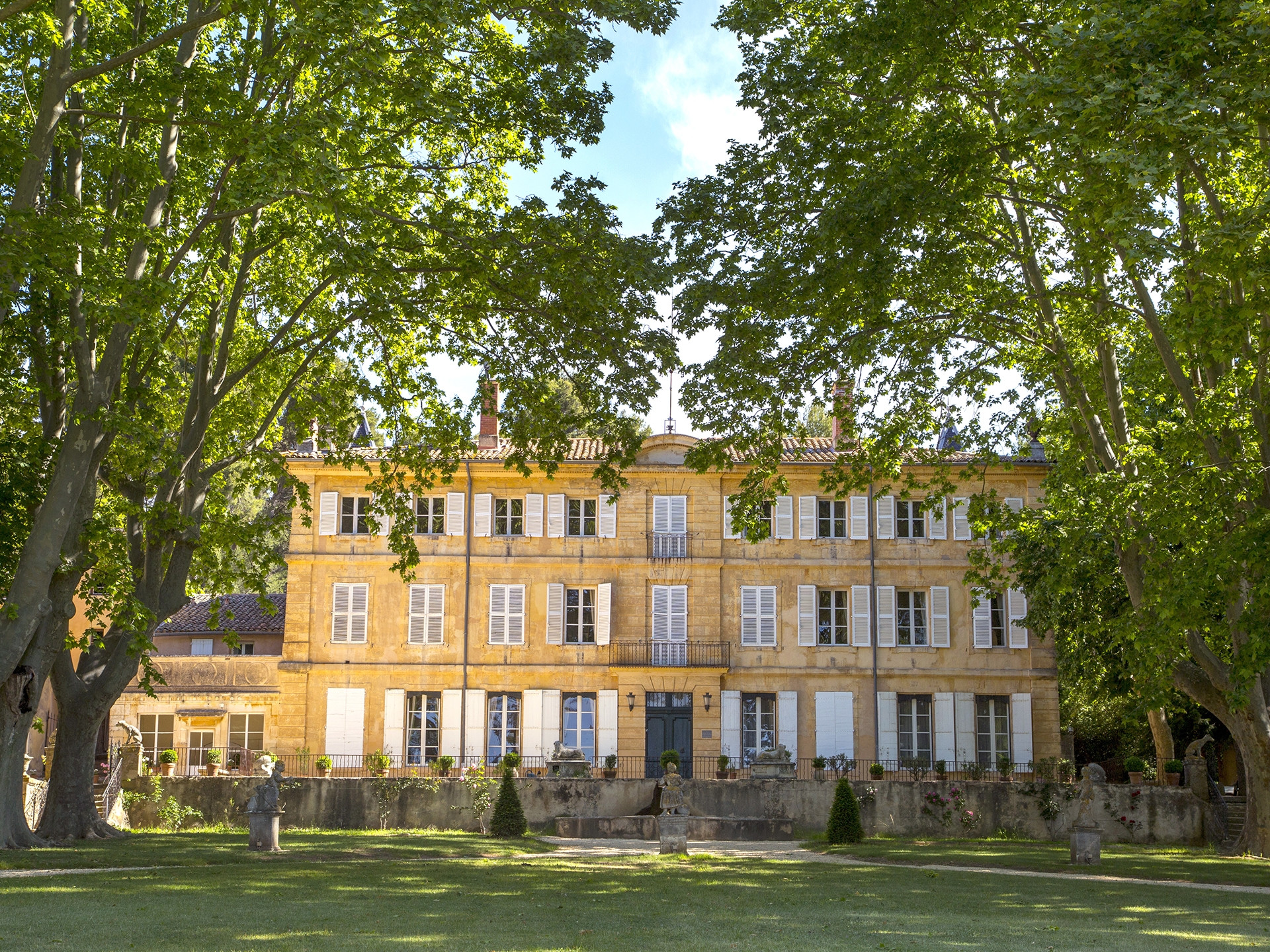 https://mdw-travel-data-us-east-1.s3.amazonaws.com/img/country/France/Chateau-de-la-Mignarde/img_02.jpg