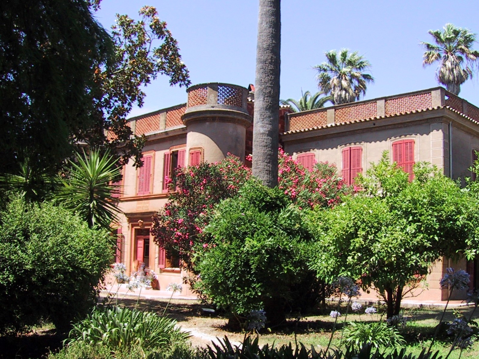 https://mdw-travel-data-us-east-1.s3.amazonaws.com/img/country/France/Chateau-de-la-Moutte/img_01.jpg