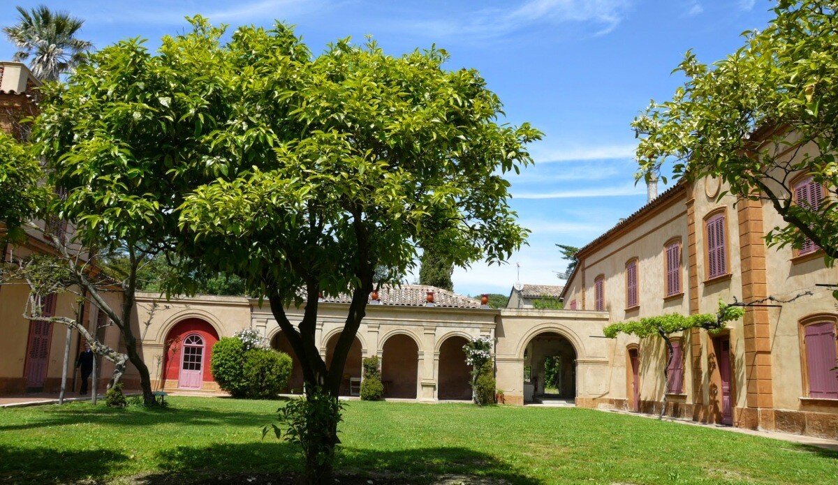 https://mdw-travel-data-us-east-1.s3.amazonaws.com/img/country/France/Chateau-de-la-Moutte/img_02.jpg