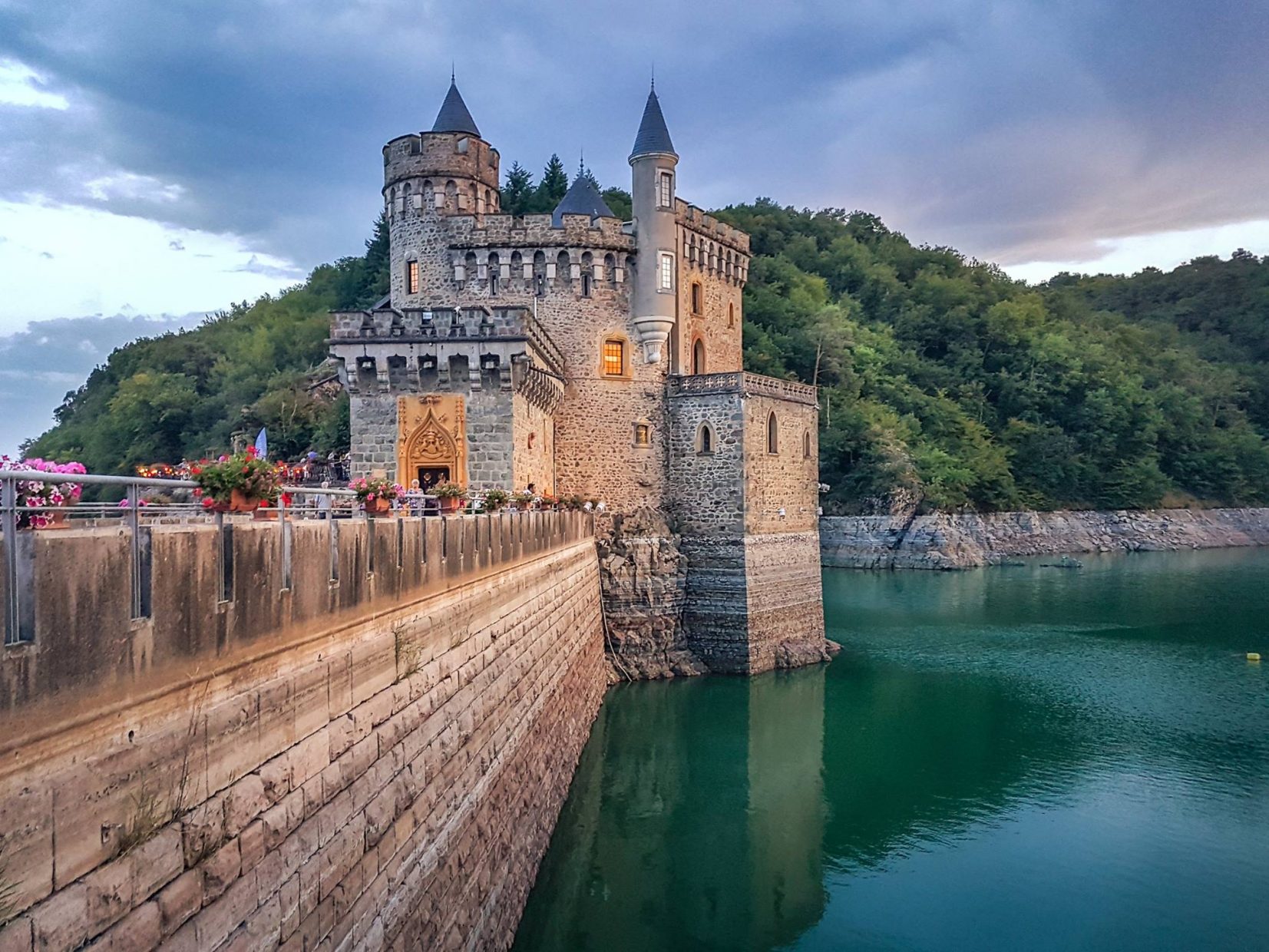 https://mdw-travel-data-us-east-1.s3.amazonaws.com/img/country/France/Chateau-de-la-Roche-du-Roi/img_03.jpg