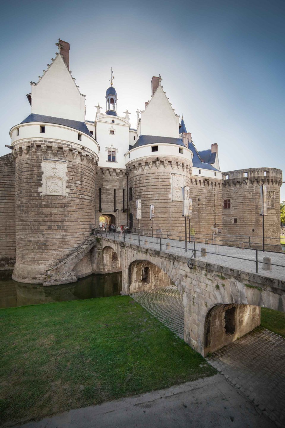 https://mdw-travel-data-us-east-1.s3.amazonaws.com/img/country/France/Chateau-des-Ducs-de-Bretagne/img_01.jpg