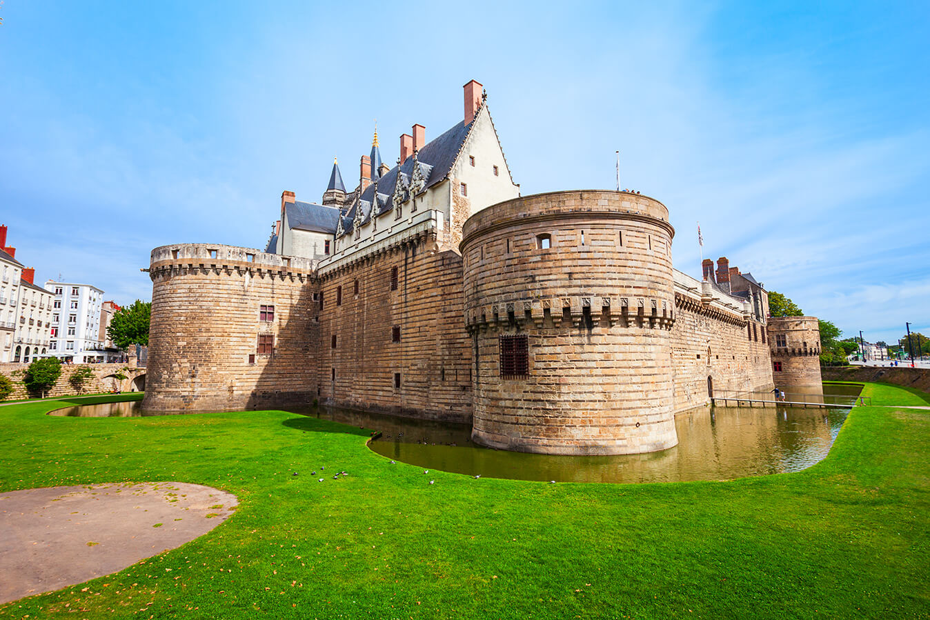 https://mdw-travel-data-us-east-1.s3.amazonaws.com/img/country/France/Chateau-des-Ducs-de-Bretagne/img_02.jpg