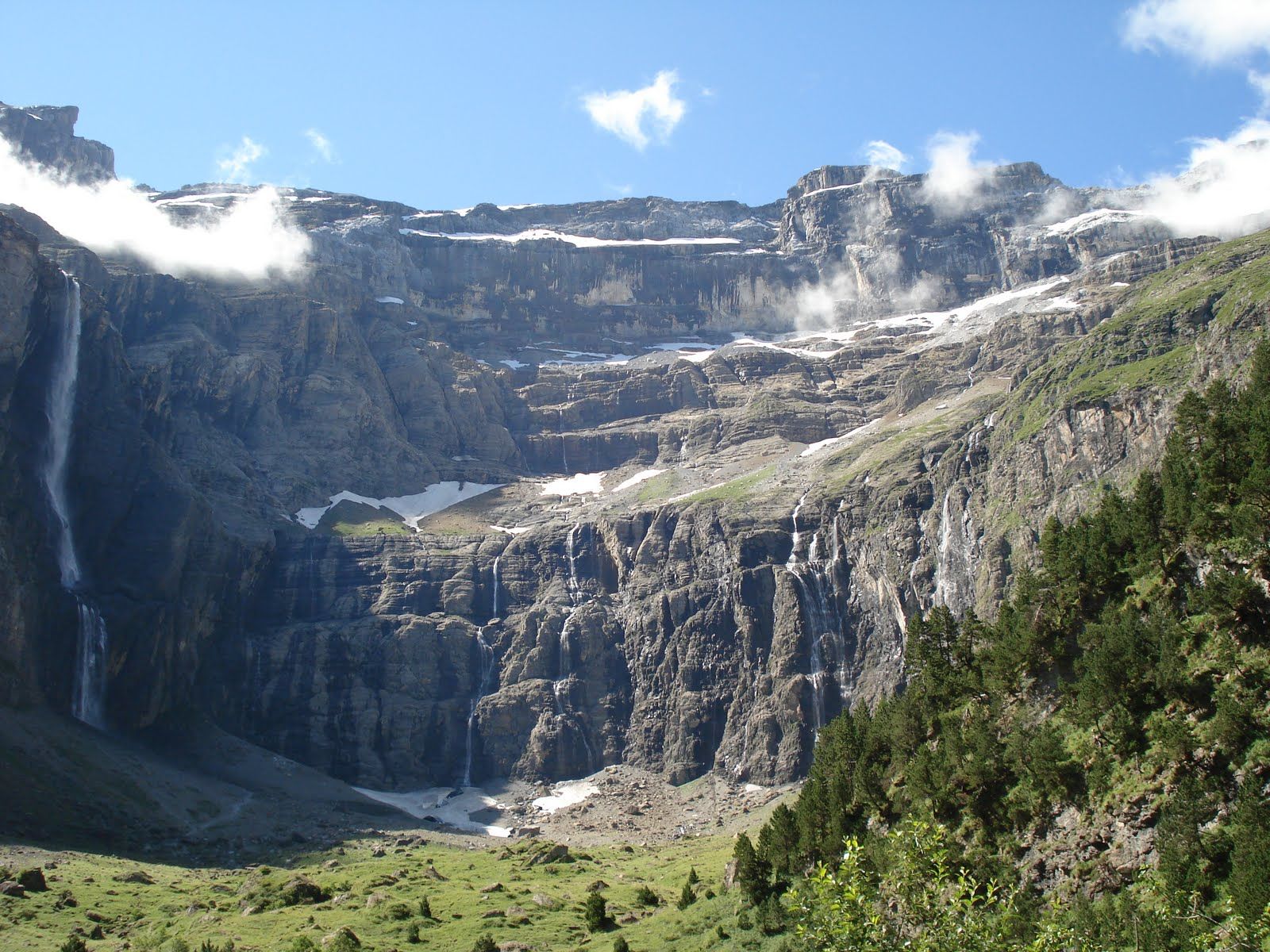 https://mdw-travel-data-us-east-1.s3.amazonaws.com/img/country/France/Cirque-de-Gavarnie/img_03.jpg